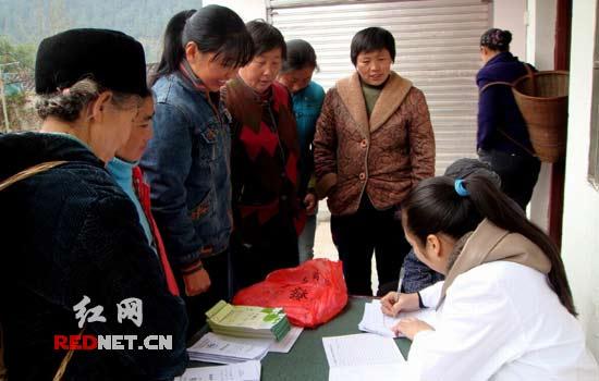 龙山县免费为农村育龄妇女进行妇科检查(图)