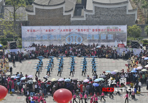平江县首届群众广场舞大赛开幕60支舞蹈队参赛(图)