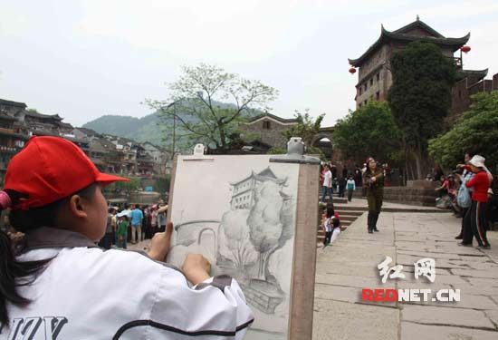 组图:凤凰县举行千名中小学生现场书画大赛
