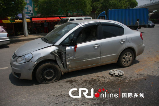 长沙街头疯狂水泥车连撞数人数车 弃车逃跑(组