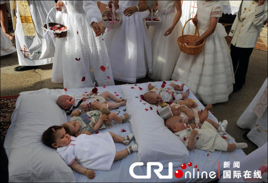 西班牙举行基督圣体节 <em>成人</em>跨过婴儿扫除<em>邪恶</em>