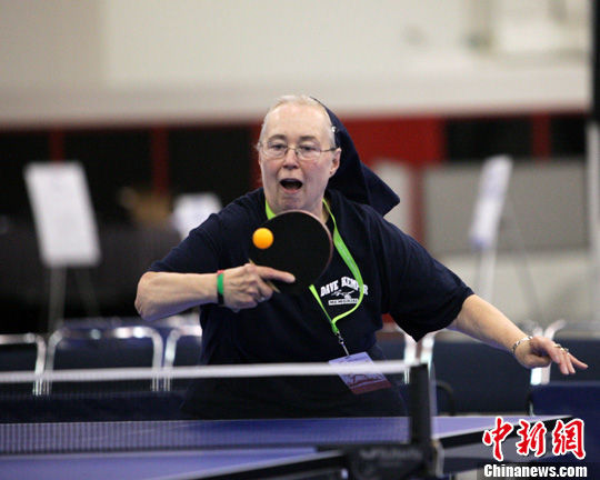全美年长者运动会举行 老修女挥拍打乒乓球(图