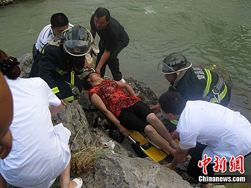 湖北女子跳河轻生摔伤 民警消防接力救人(图)