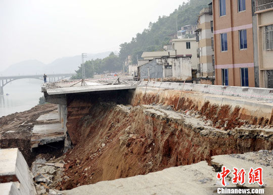 广东封开在建江滨堤路滑坡坍塌(组图)