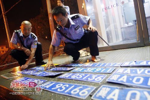 大雨后 石家庄警务室连夜水中找15张车牌(图)