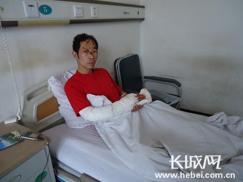 河北旅行团车祸40名乘客受伤 无人付医药费(图)