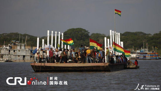 玻利维亚数百土著居民徒步500公里抗议修建公路(组图)