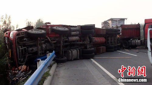 河南高速公路发生三货车超车相撞事故(图)