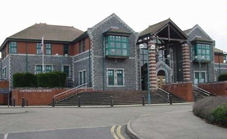 英妇女受邻居挑唆与狗性交 被判入狱16个月(图