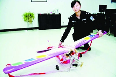 男子自制酷似苏27战机航模飞越长江拍摄(图)