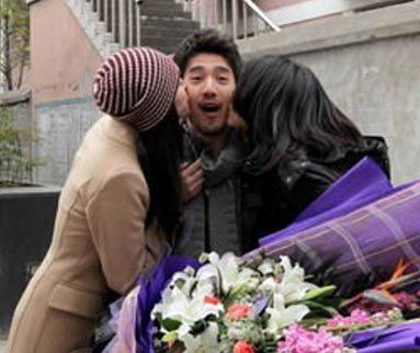 赵又廷杀青获姚晨高圆圆 送吻 当场害羞脸红(图