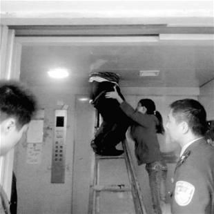 图文:男小偷<em>太胖</em>被卡在电梯中可怜女友一直用