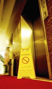 图文：老旧电梯超龄“服役”现象普遍