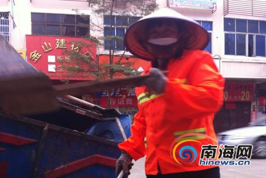 澄迈金江镇环卫工人:他们这样过年[组图]