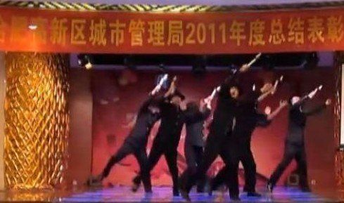 合肥城管斧头帮舞蹈走红网络 被质疑尺度大(图