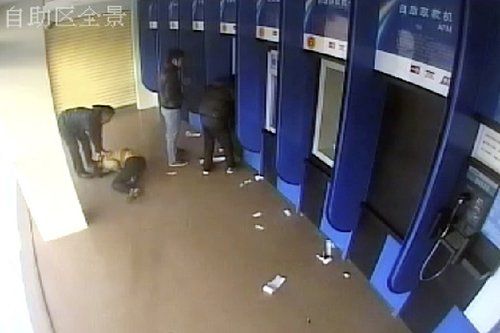 Ȫ�ݷ����Ż�׵�ATM��Χ��ȡǮ�����ֽ�(��ͼ)