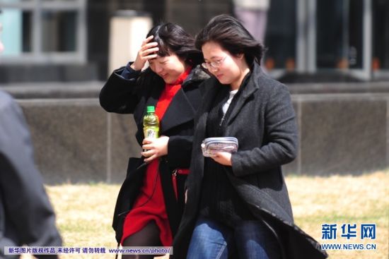 大风起兮裙飞扬 <em>丝袜美女</em>抱成团(组图)_新闻中