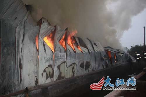 南康一大型木材厂起火 火灾损失40余万元(图)