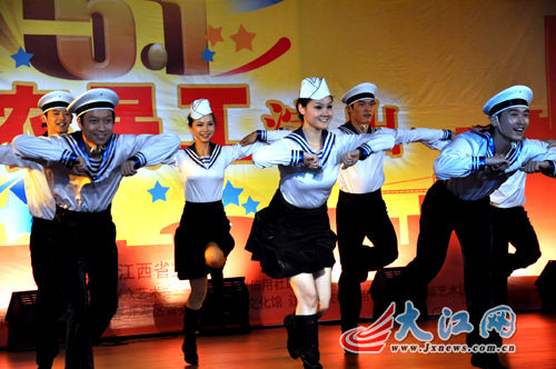 江西:五四青年节 文化大餐送给新生代农民工