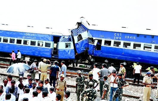 图文:印度火车相撞25人遇难