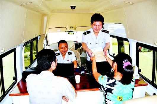 图文:郧县流动纳税服务车深受私营业主的赞扬