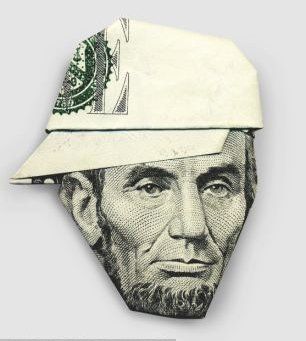 艺人用各国钞票人像创作折纸 英女王"戴帽"(图)