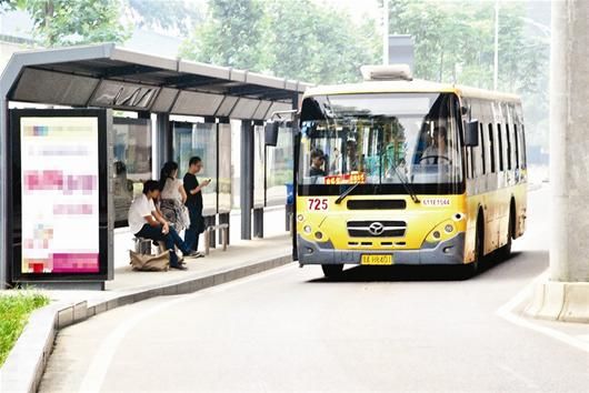 图文:智能新站台上等公交 乘客心中有数候车来_新浪新闻