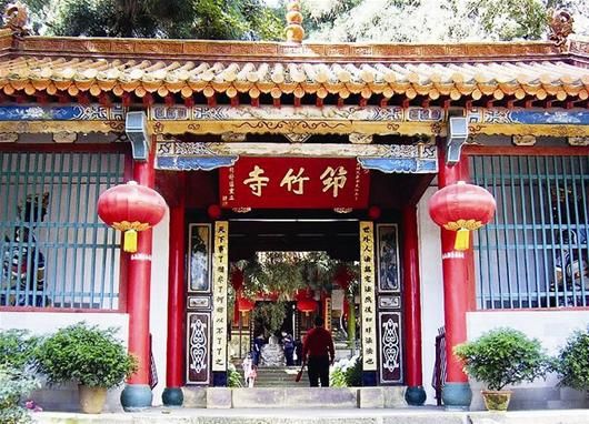 图文:云南一古寺方丈还俗结婚
