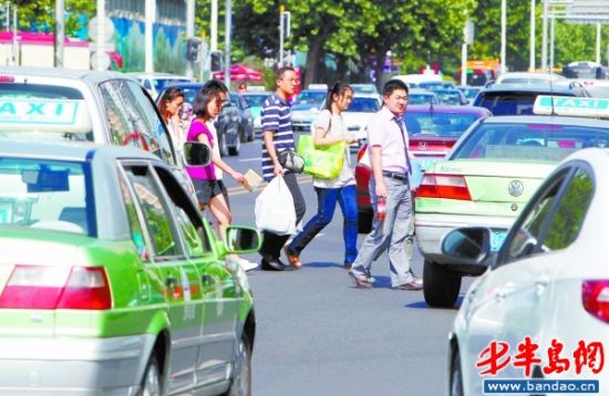 行人图省事横穿马路地下通道何时不再成"空道"
