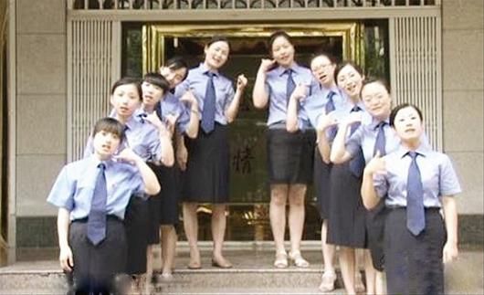 图文:女检察官宣传反腐 集体翻唱流行歌曲