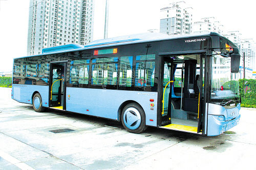 首辆BRT公交车驶入兰州 体长12米载客92人(组