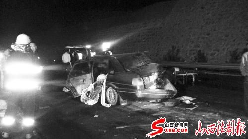 忻保高速5车相撞4人被困 忻州消防午夜上演生