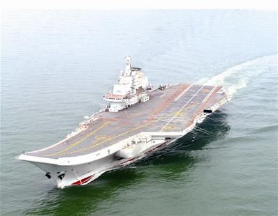 图文:航母服役 国人圆梦