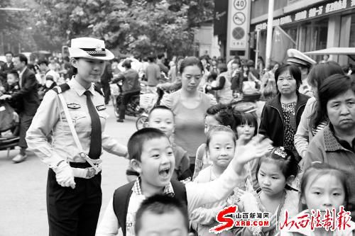 临汾市公安局交警支队在学校周边设立护学岗(