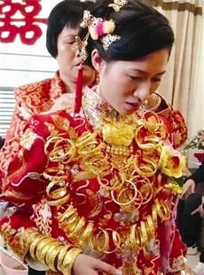 图文:泉州黄金新娘沉甸甸出嫁