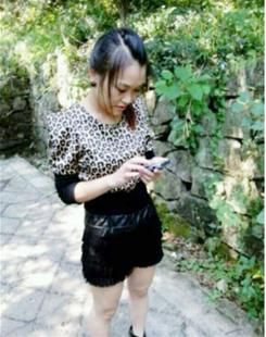 图文:女幼师微笑揪耳照引公愤