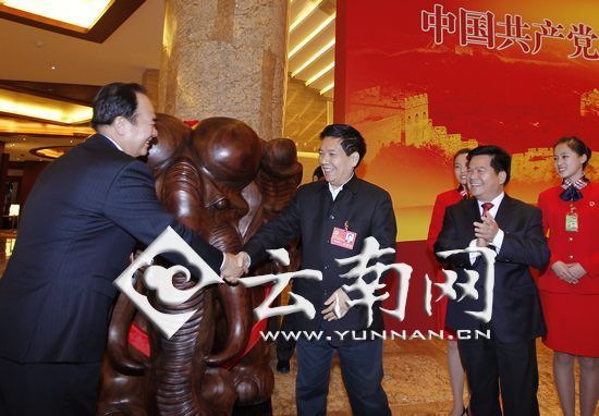 云南代表团向北京国际饭店赠送纪念品