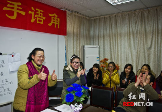 长沙有了"手语角 聋哑人朋友遇知音(组图)