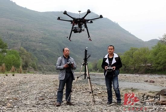 农民摄影师用飞行器千米高空玩航拍(图)