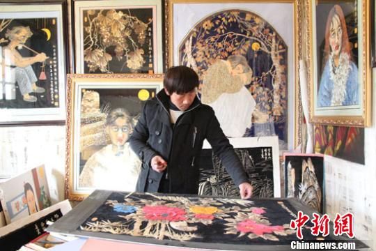 甘肃临泽农民“麦秆”成画痴迷创作仍未婚(图)