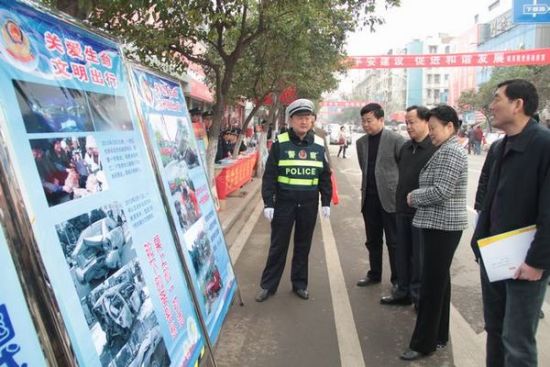 凤台交警举行关爱生命文明出行宣传活动图