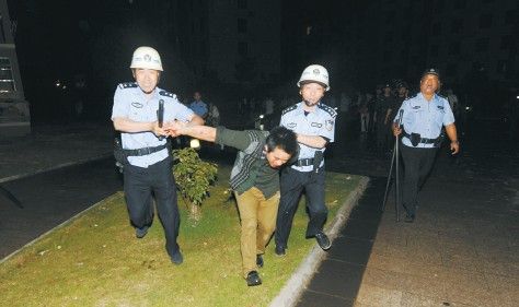 夜查传销，执法人员遭数十人围攻(图)