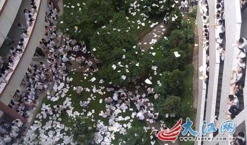 网曝南昌十中学生高考前撕书抛书减压 场面壮