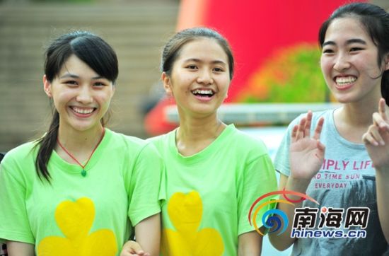 组图:海南高考结束 考生百态记录