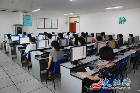 记者探访江西高考阅卷现场 三评制确保评分准