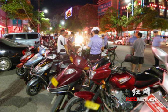 凤凰交警集中整治摩托车 暂扣车辆43台(图)