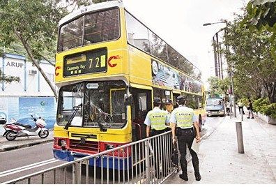 香港一辆小巴急刹车 城巴追尾致12人受伤(图)
