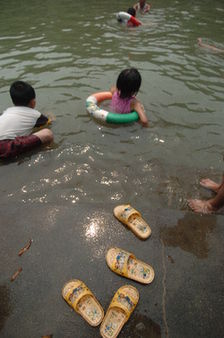 2006年7月12日,东莞市道滘镇马嘶塘,大人小孩在这里游泳.