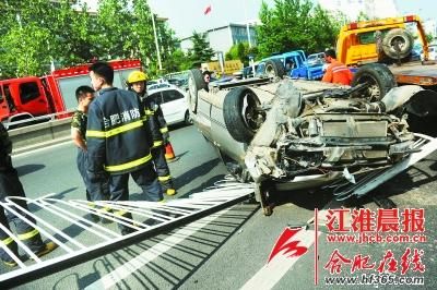 车祸后司机被困路人砸玻璃救人图