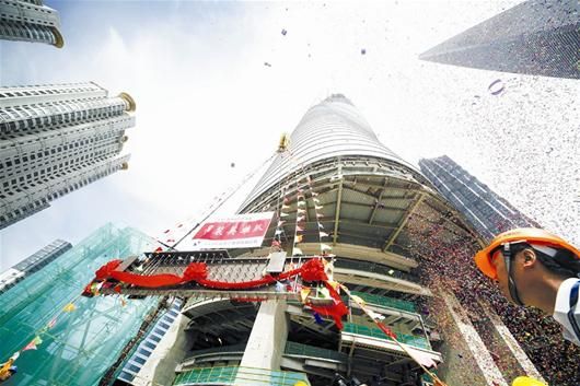 图文:国内在建最高楼上海中心封顶